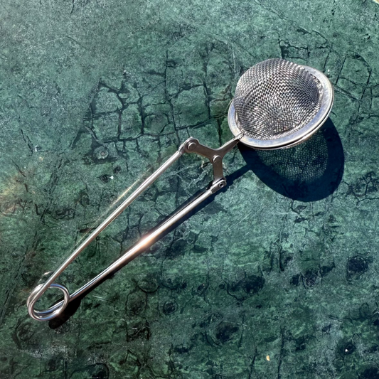 Fine leaf clamp tea strainer