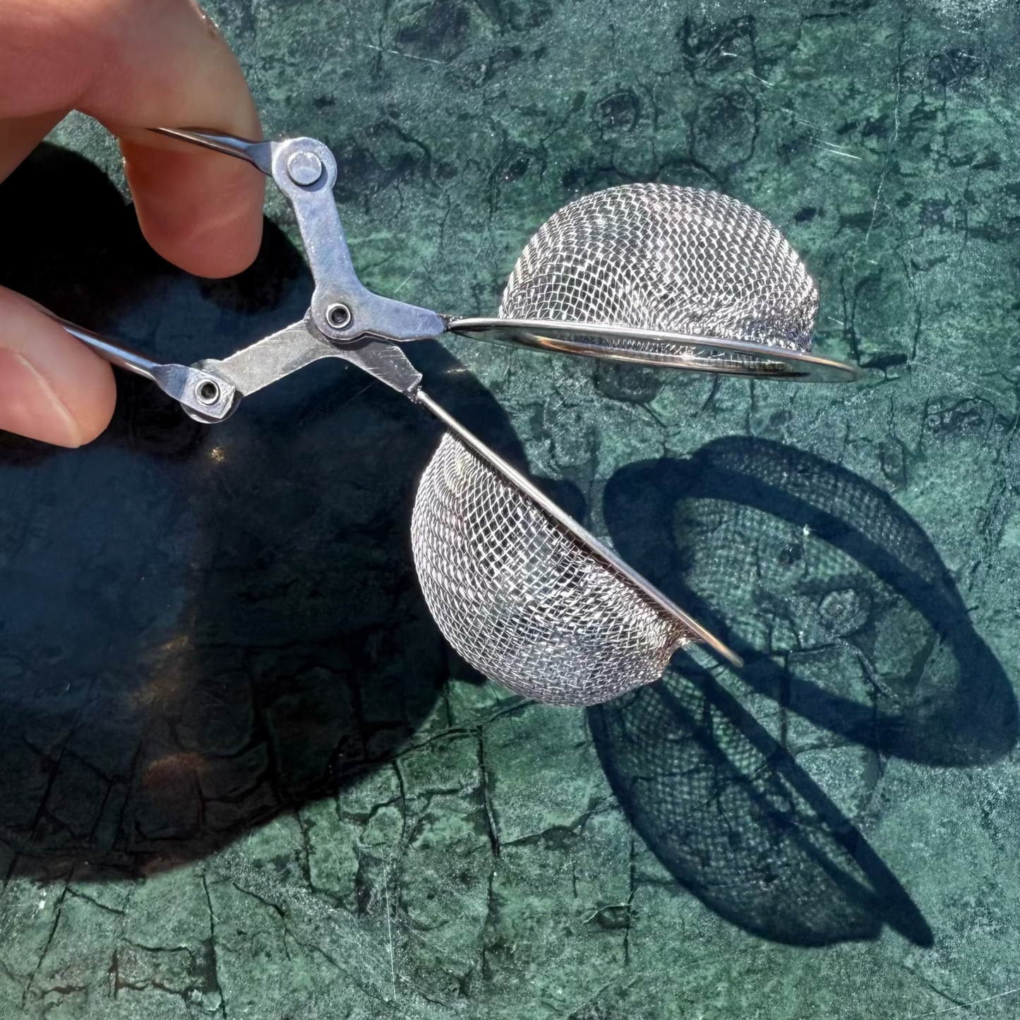 Fine leaf clamp tea strainer